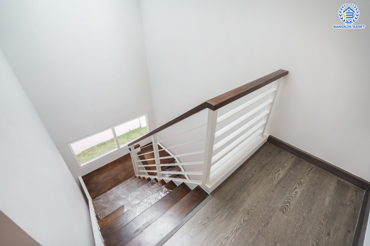 บ้านมือสองตกแต่งใหม่ ม.พิชชานันท์ สุคนธสวัสดิ์ หลังมุม เนื้อที่ 53.9 ตร.ว. ฟังก์ชัน 3 ห้องนอน 3 ห้องน้ำ 2 ที่จอดรถ พร้อม Living Area กว้างขวางชั้นสอง บนทำเลใจกลางเมือง! เชื่อมต่อทั้งถนนประเสริฐมนูญกิจ ,เกษตร-นวมินทร์, ลาดพร้าว, รัชโยธินฯ ใกล้ทางด่วนรามอินทรา และรถไฟฟ้าสายสีน้ำตาล "สถานีโรงเรียนสตรีวิทยา2"